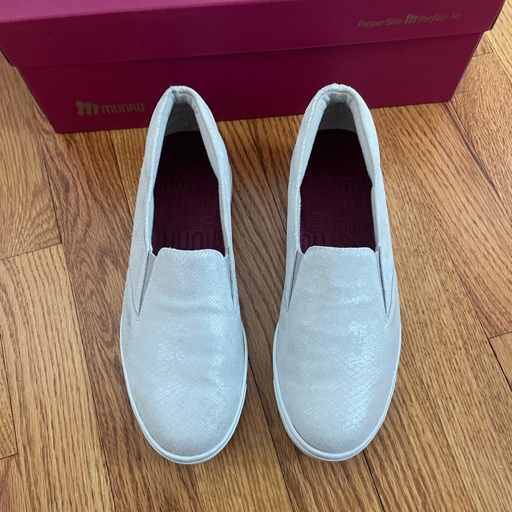 White snakeskin pattern white slide on shoes